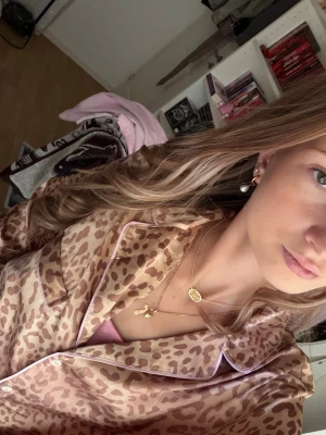 Victoria’s secret pyjamas skjorta - Säljer en Victoria's secret pyjamas skjorta som inte längre säljs på deras hemsida i marzipan leopard print med rosa detaljer. Av vad jag vet det var också limited edition (men är inte helt säker). Den är knappt använd och har inga skador💕