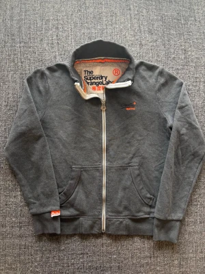 Superdry zip up ~ vintage  - Sjukt eftertraktad Superdry zip-up ~ vintage modell | st S | färg grå | vintageplagg i bra skick | äldre modell som inte längre tillverkas och därför är svår att hitta | sällsynt 2000’s modell | OBS kan gå ner lite i pris vid snabb affär! 🏄