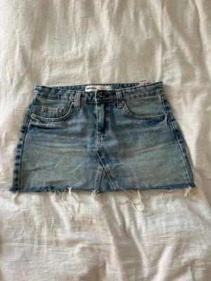 Blå jeanskjol från Bershka -  Fin bershka kjol som jag enbart säljer så jag gått ner i vikt och den blivit för stor, annars älskar jag den🥹