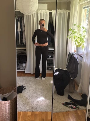 Svarta bootcut jeans med låg midja - Säljer ett par svarta jeans med låg midja och bootcut-modell. Jättefina perfekt till hösten men en stickad tröja över🍂