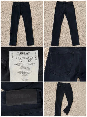 Mörkblå slim fit jeans från Replay - Snygga mörkblå slim fit jeans från Replay med klassisk femficksdesign och diskret logga på bakfickan. Jeansen har en stilren look och är tillverkade i en mjuk bomullsblandning med stretch för extra komfort.