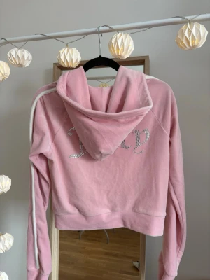 Rosa Juicy couture zipup hoodie  - Fin rosa juicy couture zipuphoodie med vita detaljer. Hoodien har två framfickor luva, i fint skick💕