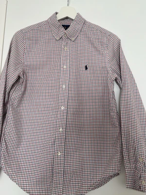 Ralph lauren skjort slim - Skön raffe skjorta i en slim variant. Storlek 16 i skjortan uppskattas till en (slim XS)