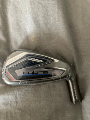 Cobra dark speed ”pwr bridge” - Säljer detta golfhuvud som är inplastad men bara använd 1 gång, jag har ej nån box till den och inget kvitto eftersom jag fick den