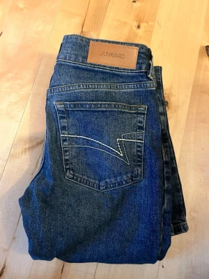 Mörkblå bootcut jeans från Junkyard - Snygga mörkblå bootcut jeans från Junkyard i fint skick. Lågmidjade ✅