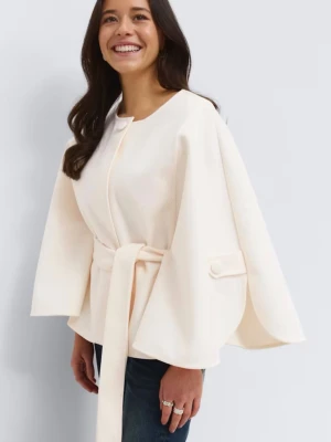 Snygg kappa - Storlek: XS/S Passform: Generös Färg: Offwhite Längd: Kort, ca 63 cm i storlek S Ärmar: Långa och vida  Kappan är använd endast ett fåtal gånger och är fortfarande i väldigt fint skick. Den har inga fläckar eller synliga tecken på slitage och ser fräsch och fin ut.  Jag säljer den eftersom jag har fått en annan jacka och därför inte använder denna längre