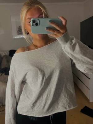 Grå off shoulder sweatshirt  - Superskönt sweatshirt med offshoulder. Denna är andvänd 1 gång och är i nytt skick. Säljer den då jag har en likadan. Skriv privat för frågor! Ny priset var 279kr.❤️