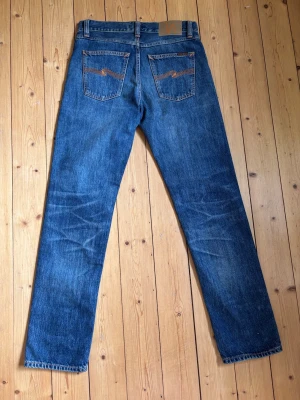 Nudie jeans Gritty Jackson W28 L32 - Klassiska Nudie jeans i modellen Gritty Jackson. Dom har även några snygga fades. Jeansen är i extremt bra skick. Storlek W28 L32. Vid frågor dm🙌