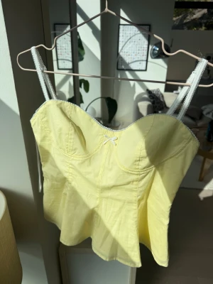 Gul topp zara - Söt gul topp från zara med prislapp på💛 storlek M, nypris 329kr.
