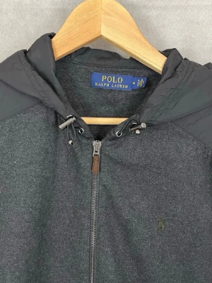 Mörkblå cardigan från Ralph lauren - Fet mörkgrå Cardigan från Ralph lauren / 9/10 skick / storlek M mer L / modellen är 184 /kontakta via intresse eller annat och pris kan alltid diskuteras!😊 Fraktas inom 12 timmar🙏