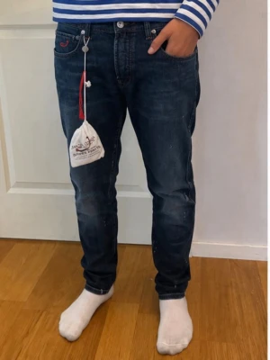 Sällsynta Mörkblå Jacob Cohën med röda detaljer  - Hej! Säljer ett par exklusiva jeans från Jacob Cohën, modell J688 Comfort, med en unik design med röda detaljer🙌🏼. Givetvis äkta 😁🙌🏼  * Modell: J688 Comfort * Storlek: W30 passar dig som är mellan 170 till 180 cm   * Passform: Slim fit sitter inte för löst o inte för tight👌🏼 * Tillverkning: Made in Italy med hög prioriterad kvalité   En stilren och exklusiv modell från Jacob Cohën, perfekt för dig som uppskattar italienskt hantverk, prioterad hög kvalitet och även en modern finish 🙂‍↔️ 