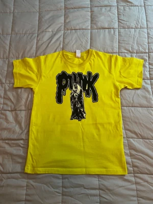 Che ”Lost In Europe - PUNK” tröja! (S) - Säljer Che Merch som jag köpte i Manchester 7/7! (Knappast använd) Anledningen varför jag säljer denna masterpeice var för att det fanns ingen medium 🥲(storleken använde jag från praiseche.com) Fast pris men om någon har medium merch inom samma underground community går det att tradea! 