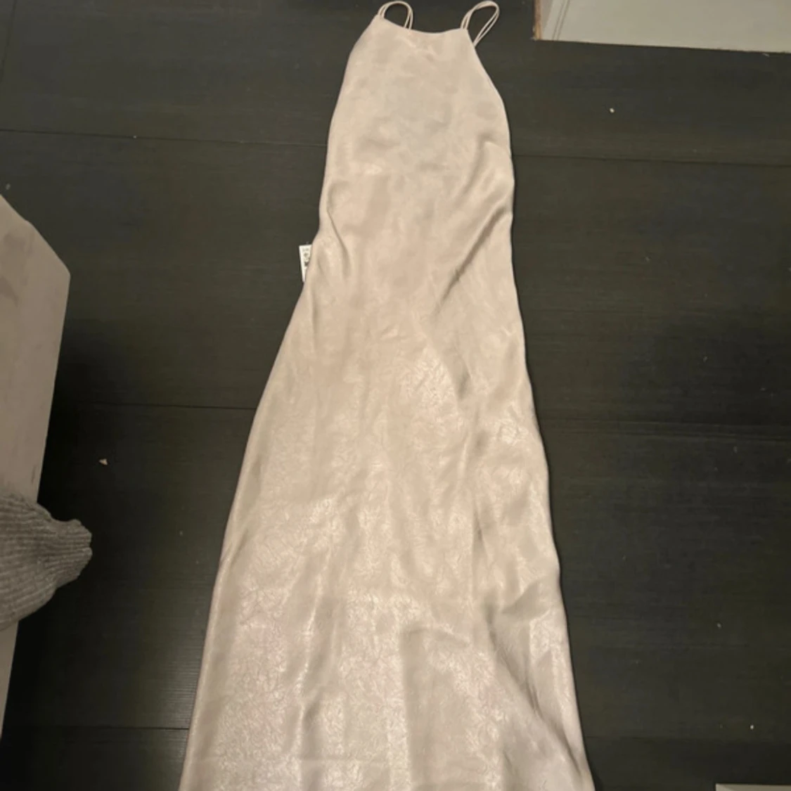 Medellång satinklänning med öppen rygg - 4