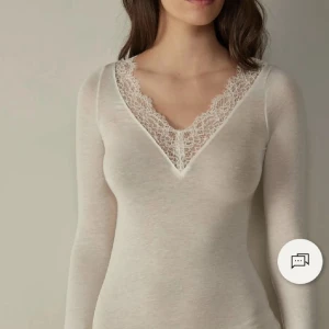 Vit intimissimi tröja med spets  - Säljer en vit långärmad tröja från intimissimi! Inga defekter! Säljer då jag ska köpa en annan färg! Skriv för frågor😇💗