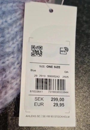 Pastellfärgad ribbstickad mössa Carin Wester - Superfin ribbstickad mössa från Carin Wester i mjuka pastelltoner av lila, rosa och vitt. Mössan har en bred uppvikt kant och en liten guldfärgad logga framtill. Perfekt accessoar för att hålla värmen och lyfta din vinterstil. Ny med prislapp kvar. Nypris 299 kr.