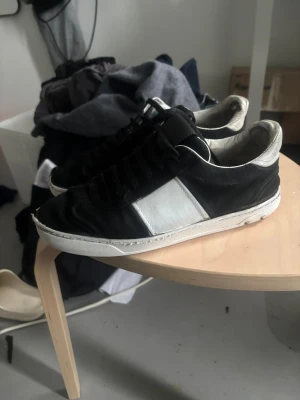 Valentino flycrew  - Skorna är i storleken 39 men passar 40/41