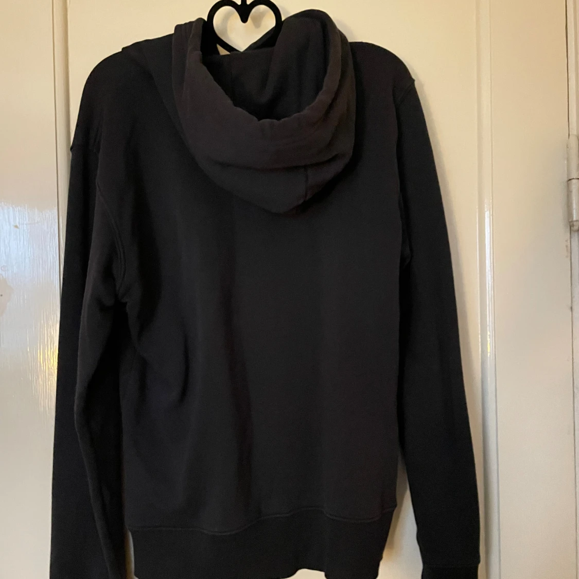 Svart hoodie från GANT med logga - 1