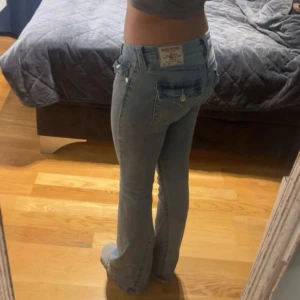 Joey Low Rise Flare ljusblå jeans - Säljer ett par ljusblå Joey Low Rise Flare jeans med snyggt utsvängda ben och låg midja. Storlek w27