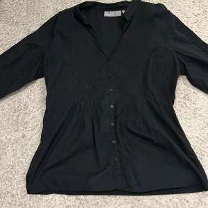 Blus - Säljer denna fina blus. Strl 42, uppskattar som M