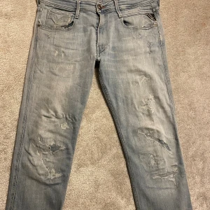 Replay jeans - Säljer dessa feta Replay jeans 👖 Jeansen är i bra skick förutom de lilla hålet som man ser i bild 3. Skriv för funderingar 