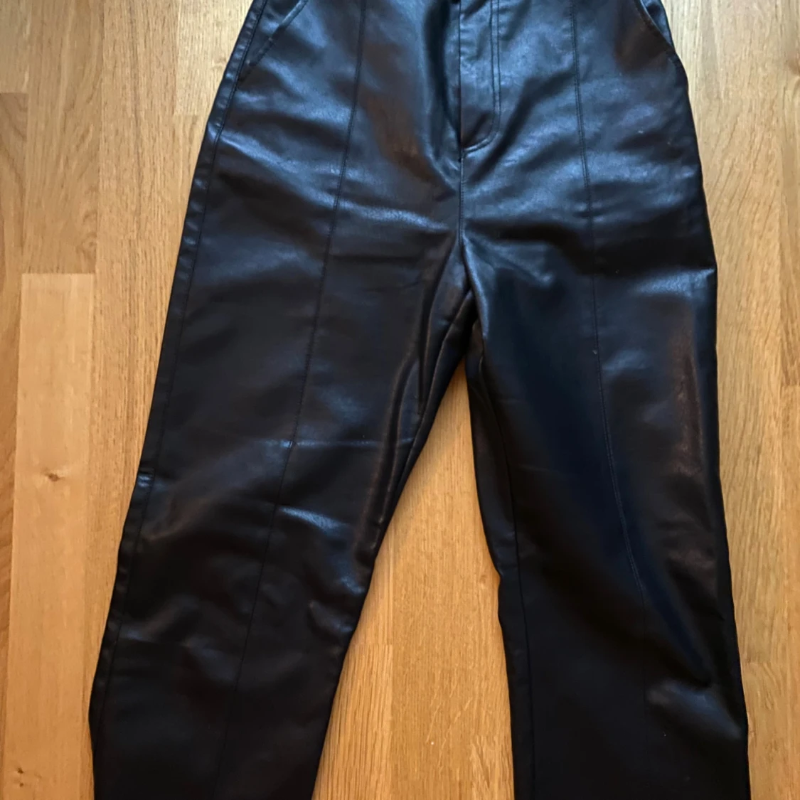 Svarta skinnbyxor med raka ben - 2