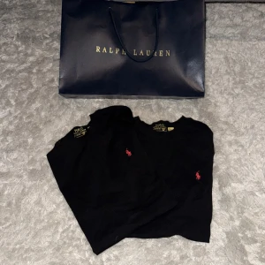 2 st svarta t-shirts från Ralph Lauren - Säljer en Ralph Lauren t-shirt bundle med 2 oanvända svarta t-shirts! Både är nya, och har aldrig använts! Pris ej hugget i sten! Storlek 14-16 år! 