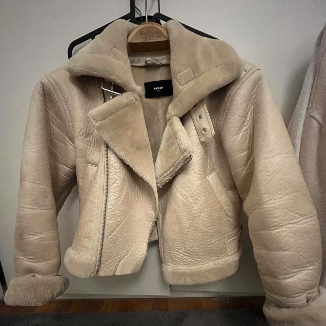 Beige teddyjacka från BikBok XS