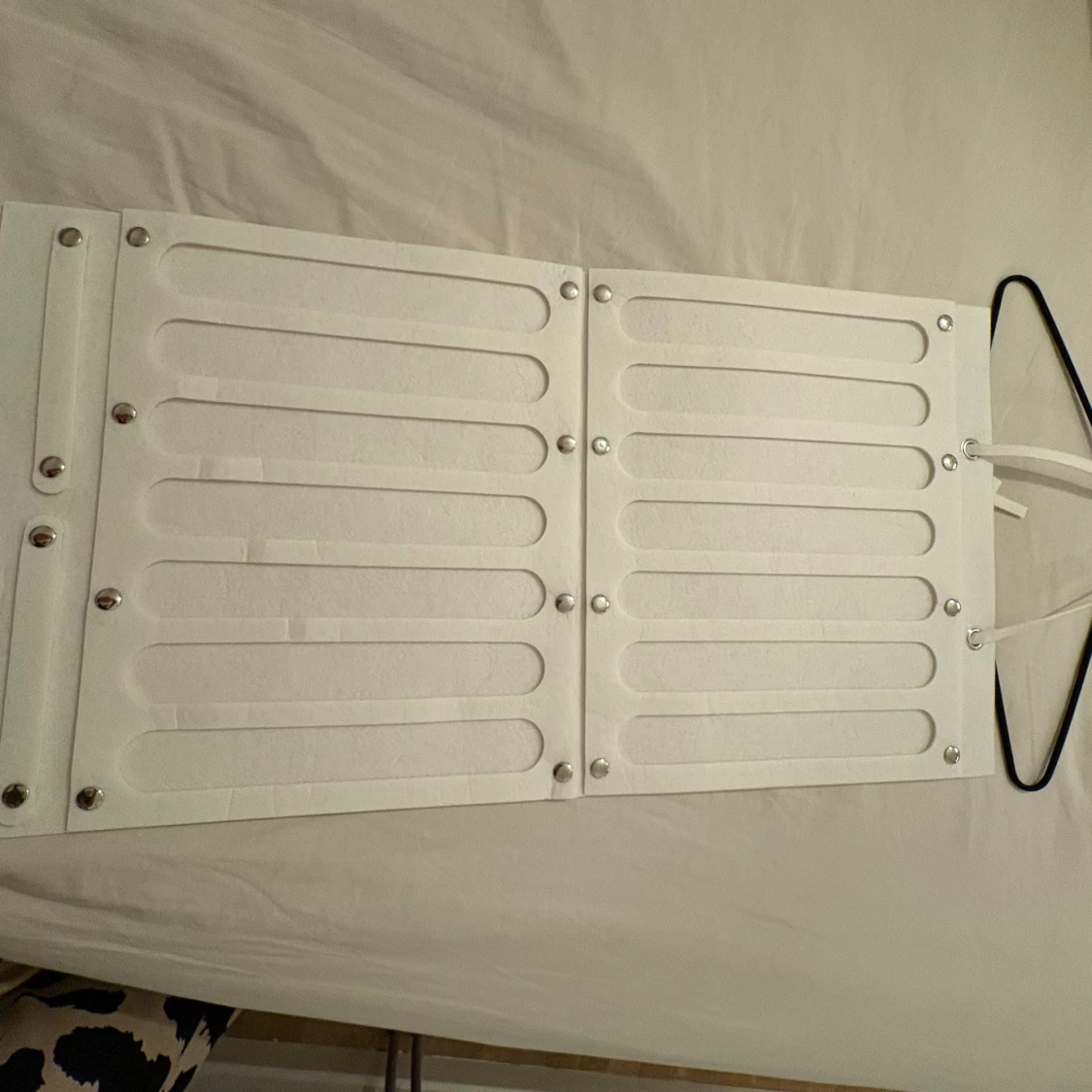 Vit hållare i filtmaterial - 1