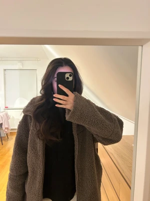 Brun teddyjacka  - Mysig brun teddyjacka med hög krage och dragkedja framtill. Jackan är från Gina och är i mycket bra skick.