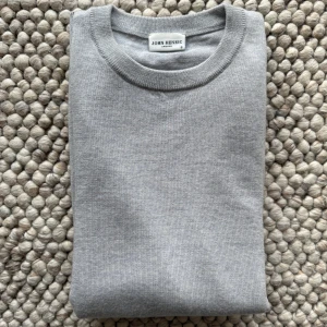 Merino ull stickad tröja John Henric  - Säljer nu min Merino ull tröja från John Henric i storlek S. Tröjan är i bra skick inga hål och iprincip inga nopprar alls. Vid frågor är det bara att höra av sig! 📩