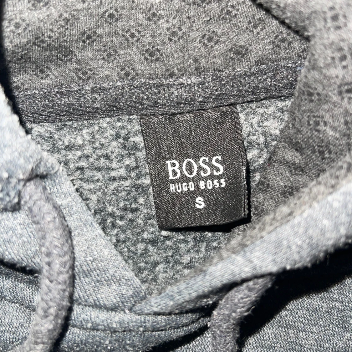 Grå hoodie från Hugo Boss med logga - 2