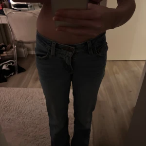 Fina lågmidjade jeans från Levis! - Säljer fina bootcut jeans från Levis för de jag blivit lite för tighta. Använts ofta men det finns få tal defekter längst ner på jeansen. Storlek 23. 