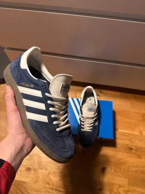 Adidas spezial blå - Säljer dessa då de inte kom till nån riktig användning. Strl 43. Nyskick, använda runt 5 gånger. Box ingår!