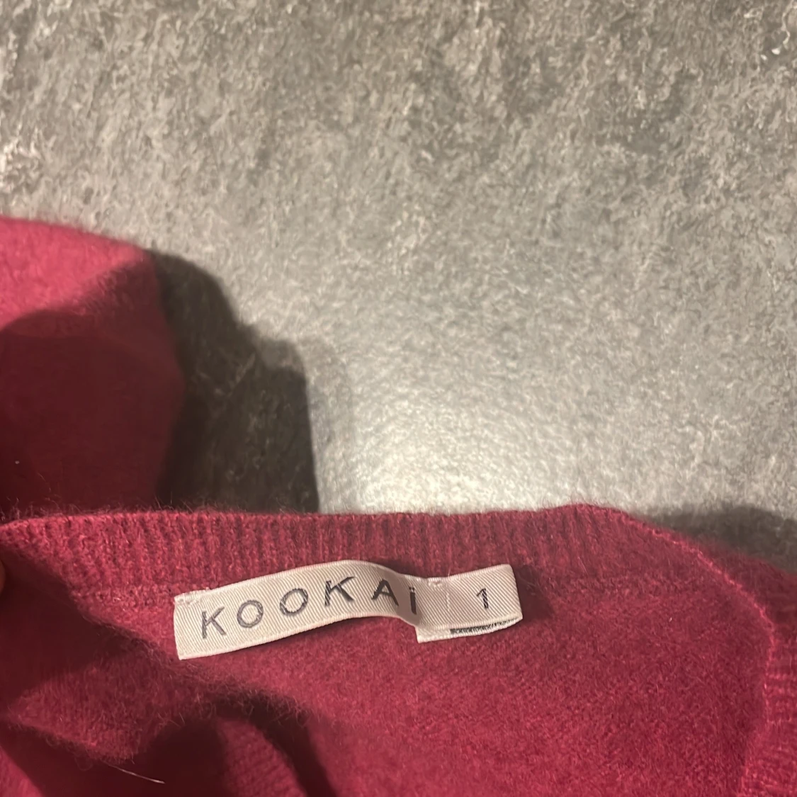 Vinröd v-ringad tröja från Kookai - 1