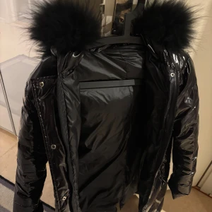 Svart lång pufferjacka med päls - Säljer min jacka från Vivanilla. Då jag köpt en annan vinterjacka. Fortfarande jättebra skick. Storlek M men passar som S också. Vill bara få den såld 