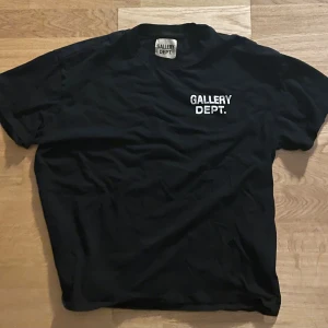 Gallery dept T-shirt - En gallery dept t-shirt med tryck, perfect till allt👌