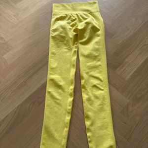 Gula leggings från Neu Apparel - Snygga gula leggings från Neu Apparel med hög midja och stretchigt material. Perfekta för träning eller chill, med diskret logga på höften. Mjuka sömmar och smidig passform som sitter skönt hela dagen.