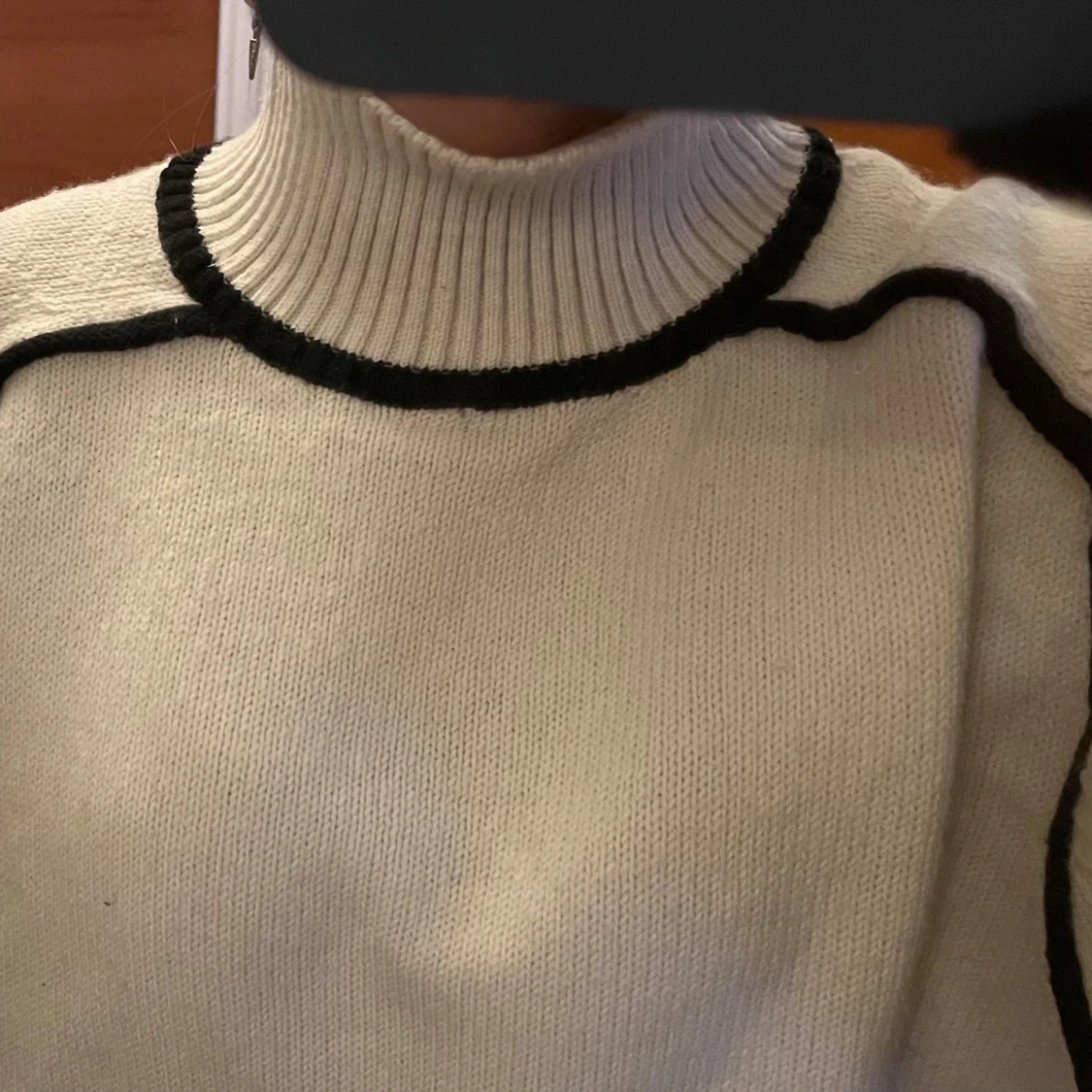 Beige polotröja med svarta detaljer