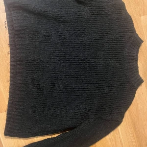 Svart stickad tröja från Zara - Säljer då jag verkligen behöver rensa garderoben , inte så mycket att säga tröjan är som ny och passar xs o s även.