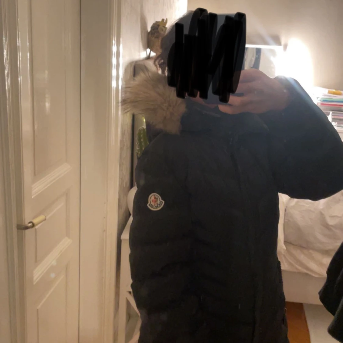 Svart Moncler dunjacka med päls
