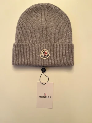 Moncler Mössa - Hej! Säljer nu en snygg mössa, perfekt till vintern! One size, hör av dig om du har några frågor! 😃