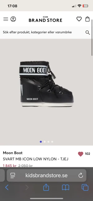 Svarta Moon Boot Icon Low - Moon Boot Icon Low i svart nylon med vit logga och snörning framtill. Skon har en platt sula och är designad för att ge extra värme och komfort under kalla dagar. Perfekt för dig som vill ha en cool vinterlook med tydlig streetkänsla.