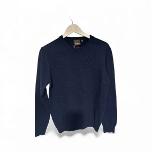 Stackad tröja Oscar Jacobsson - En helt NY och därmed oanvänd stickad tröja från Oscar Jacobsson med tag kvar. Tillverkad i ull, och är i storlek S. En tröja som sitter snyggt och passar till alla typer av sammanhang. Tröjan passar personen som vanligtvis bär storlek S-M.   Kolla gärna in andra tröjor jag säljer!