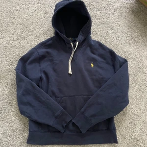 Ralp lauren hoodie  - Säljer populära och sjukt snygga ralp lauren hoodie , små defekter ( kolla bild 4 ) , inget som känns eller märks när man har på sig den , utöver de inga skador eller så , hör av dig vid fler funderingar eller frågor 🙌🙌