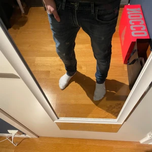  Lee  jeans - Snygga blå jeans från Lee i modellen Luke, med klassisk femficksdesign och gul kontrastsöm. Jeansen har en slim passform och är tillverkade i mjukt denimtyg. Faded detaljer framtill och bak ger en cool, avslappnad vibe. Pris kan diskuteras vid snabb affär🤝