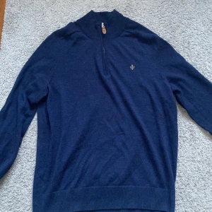 Stickad tröja från Morris - En mörkblå stickad tröja med half zip från Morris i storlek XS! Använd max 5 gånger!