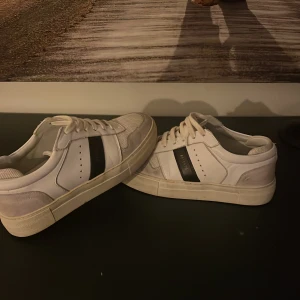 Dam skor ifrån Arigato - Stilrena Arigatos | storlek 38 | lite smutsiga men inga märkvärdiga skador annars | fraktar snabbt | hör av er vid frågor eller funderingar!⭐️