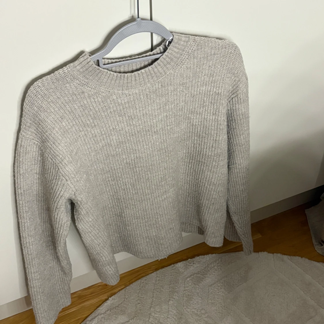 Beige stickad tröja från H&M