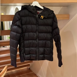 Svart dunjacka från Parajumpers - Jag säljer en svart jacka från parajumpers tyvärr är den trasig där bak två små hål se bild ovan. Vet inte riktigt vad den kostade i ny pris men nån stans runt 4000-5000kr och efter som den är trasig så säljer jag för 900kr men priset kan diskuteras. skriv för fler bilder. tryck gärna på köp nu💕