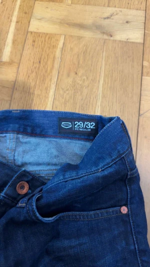 Mörkblå Crocker jeans 312 Regular - Snygga mörkblå jeans från Crocker, modell 312 Regular. Klassisk femficksdesign med kopparfärgade nitar och knapp. Raka ben och normal passform, tillverkade i slitstarkt denimtyg. Perfekt för dig som gillar enkel och stilren look. Har inte använt dem alls.